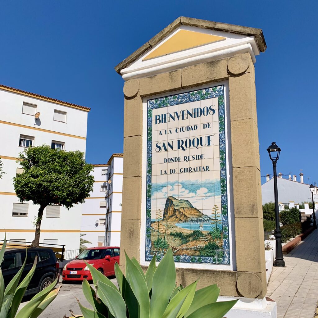 A tiled sign welcoming people to the town of San Roque