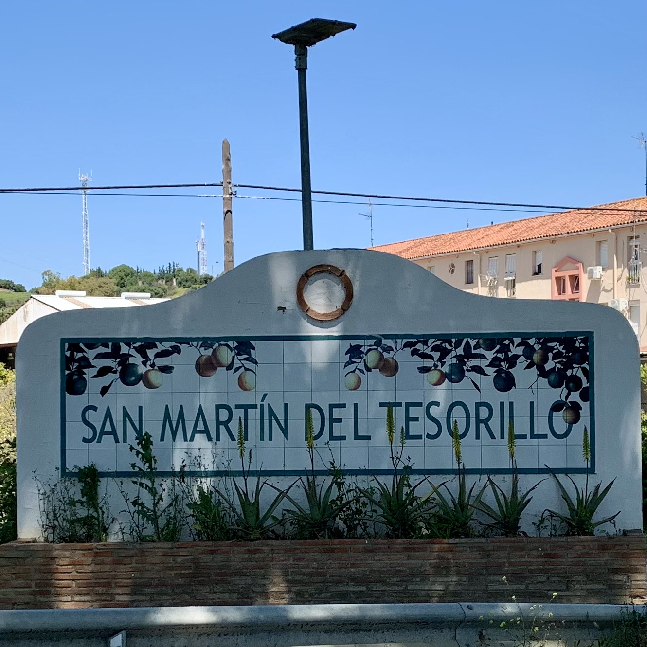 A tiled sign welcoming people to the town of San Martin del Tesorillo